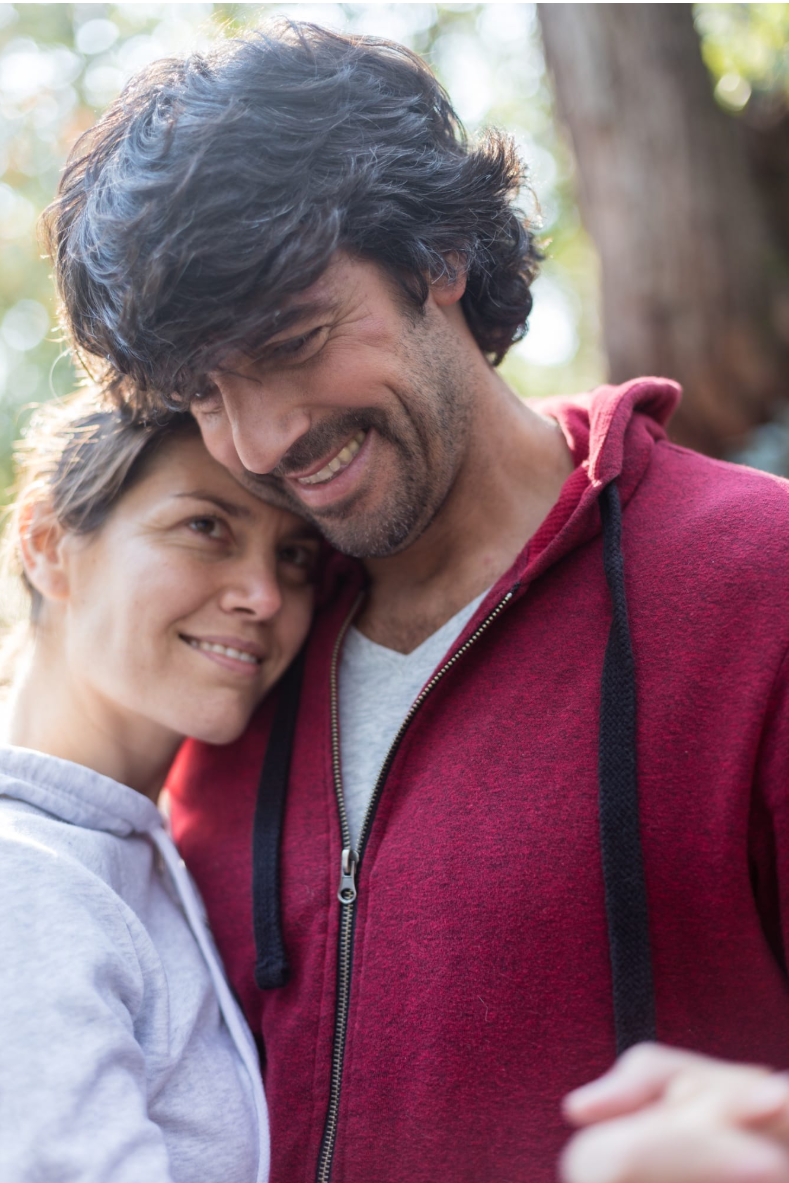 Pareja joven abrazada